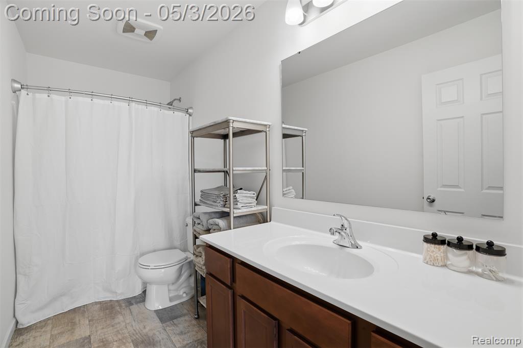 Full bath on second floor for guest bedrooms