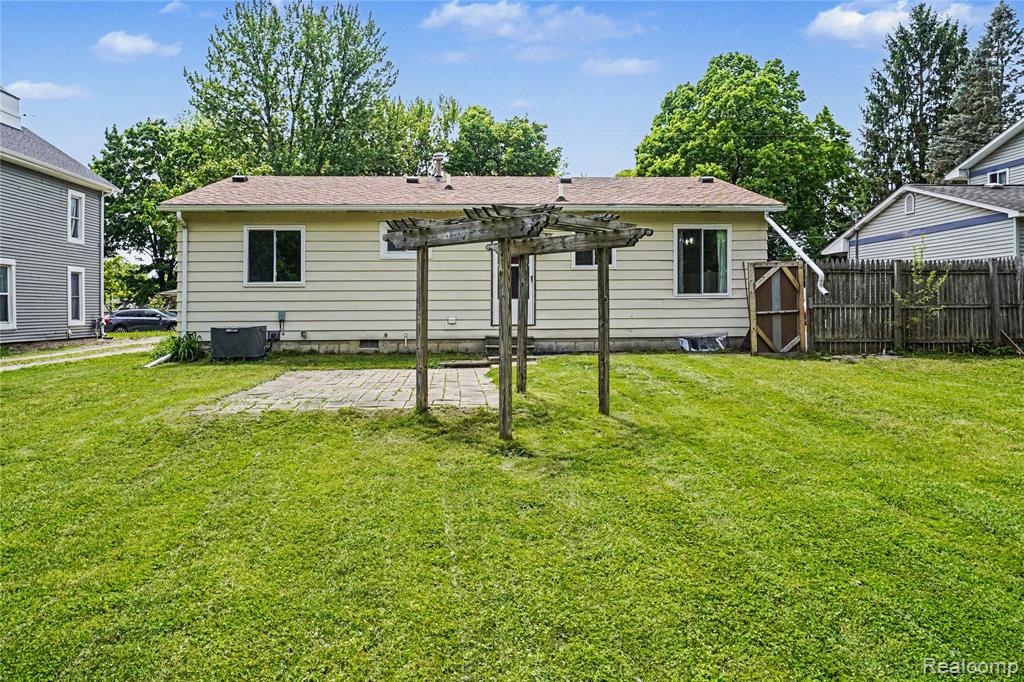 606 Hickory Street, Fenton, MI 48430 — Photo 17