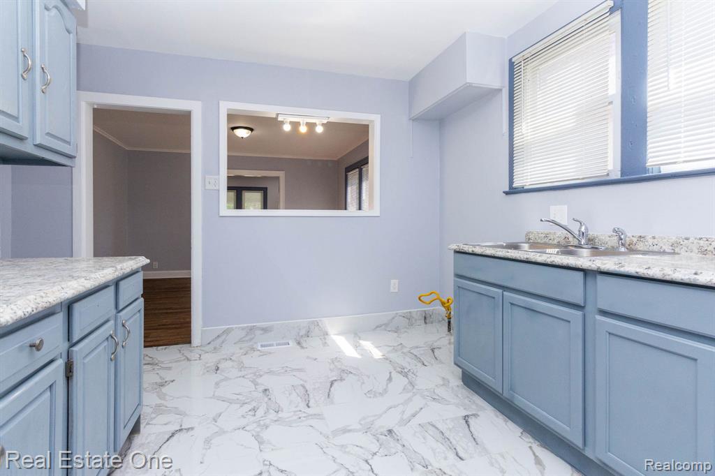 12568 Wilshire Drive, Detroit, MI 48213 — Photo 14