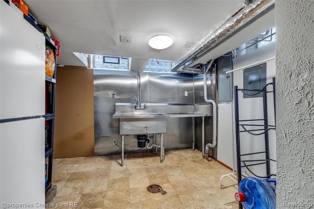 19435 Shrewsbury Road, Detroit, MI 48221 — Photo 57