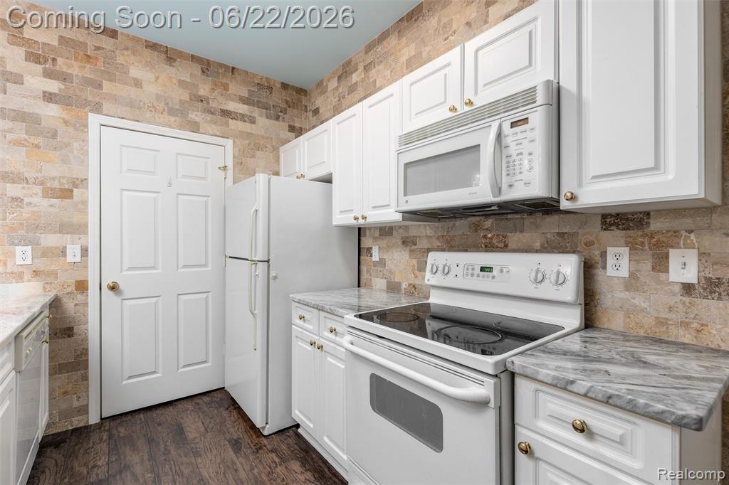 11 N Squirrel Road, Auburn Hills, MI 48326 — Photo 19