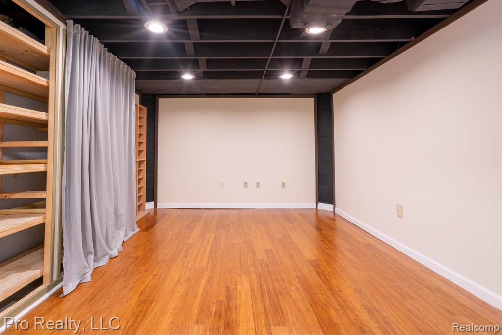 8 CARLTON Lane, Dearborn, MI 48120 — Photo 16