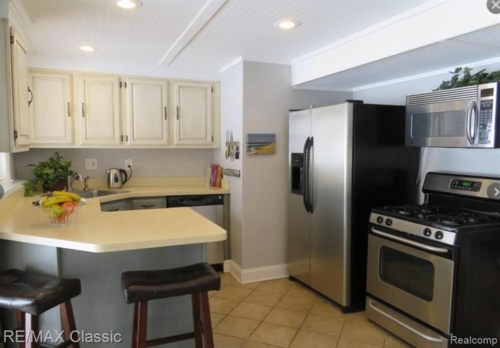 1508 LAKEVIEW Drive, Wolverine Lake, MI 48390 — Photo 9