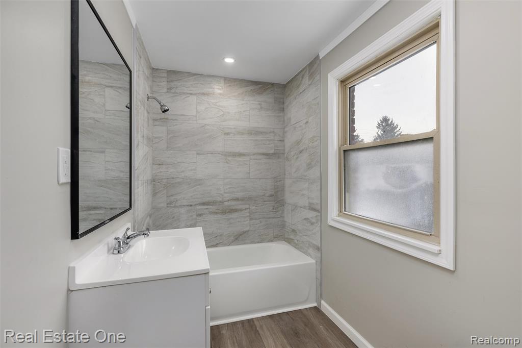 19196 Berden Street, Grosse Pointe, MI 48236 — Photo 24