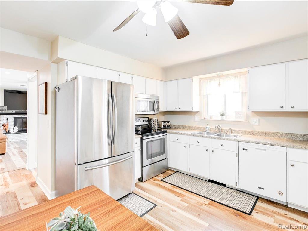 4188 OLD FORGE Drive, Fort Gratiot, MI 48059 — Photo 16