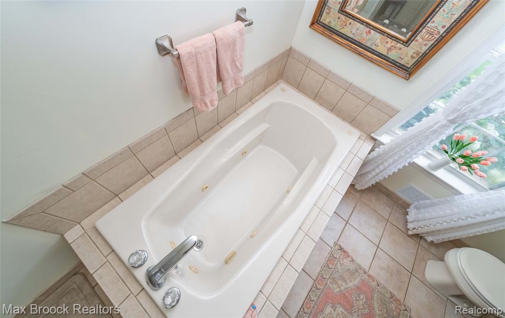 1478 Courtney Court, Hartland, MI 48353 — Photo 38