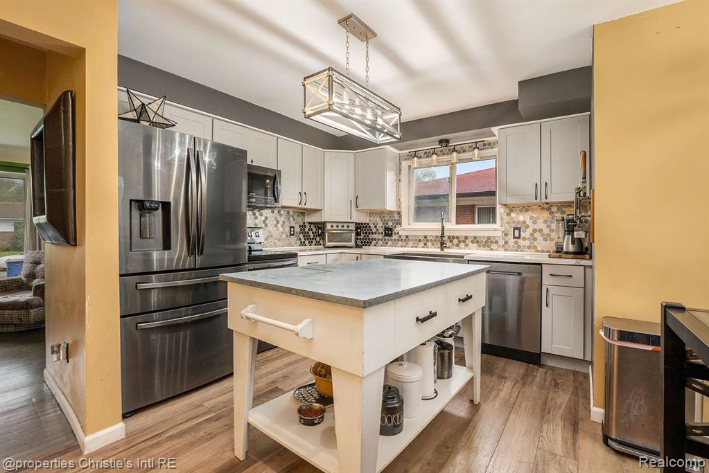 8458 FRANCINE Street, Warren, MI 48093 — Photo 4