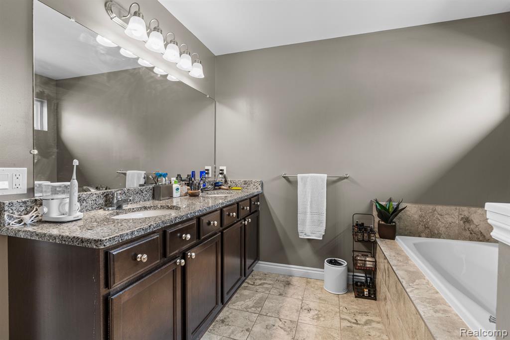8032 IVY GLEN Park, White Lake, MI — Photo 17