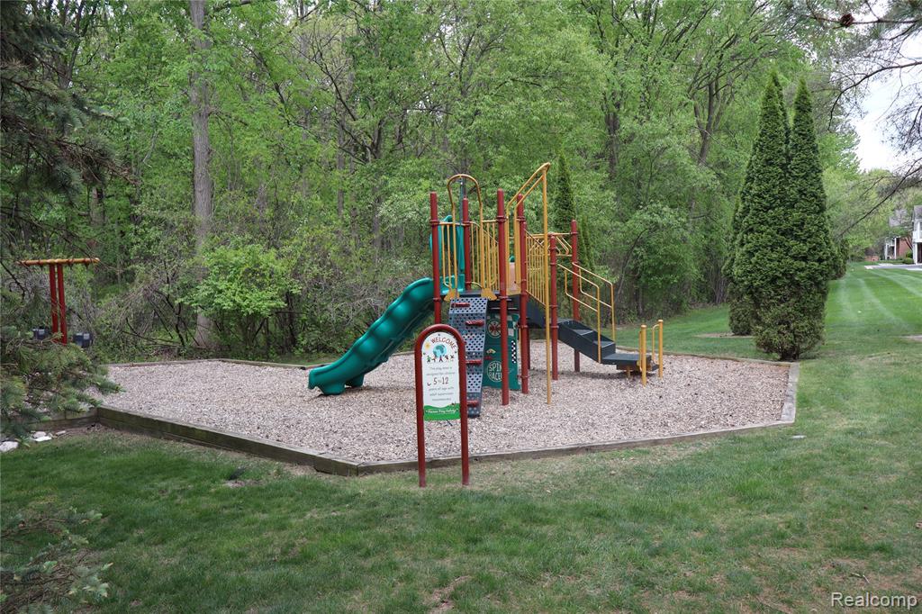4580 BERKSHIRE Drive, Sterling Heights, MI 48314 — Photo 36