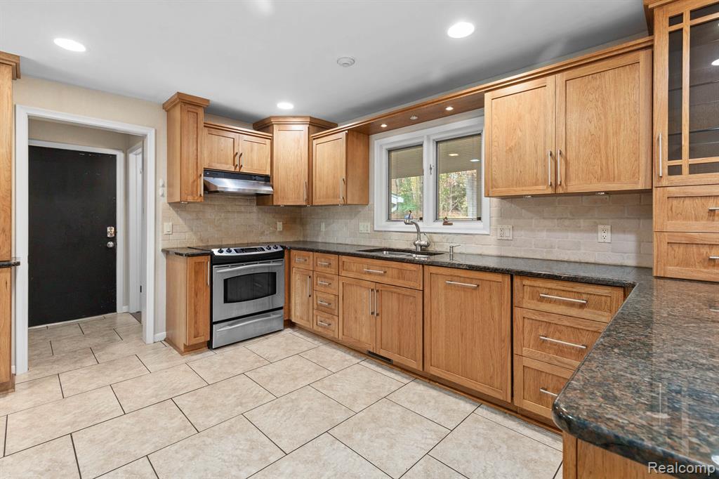 4966 Whispering Pine Lane, Bloomfield Hills, MI 48302 — Photo 12