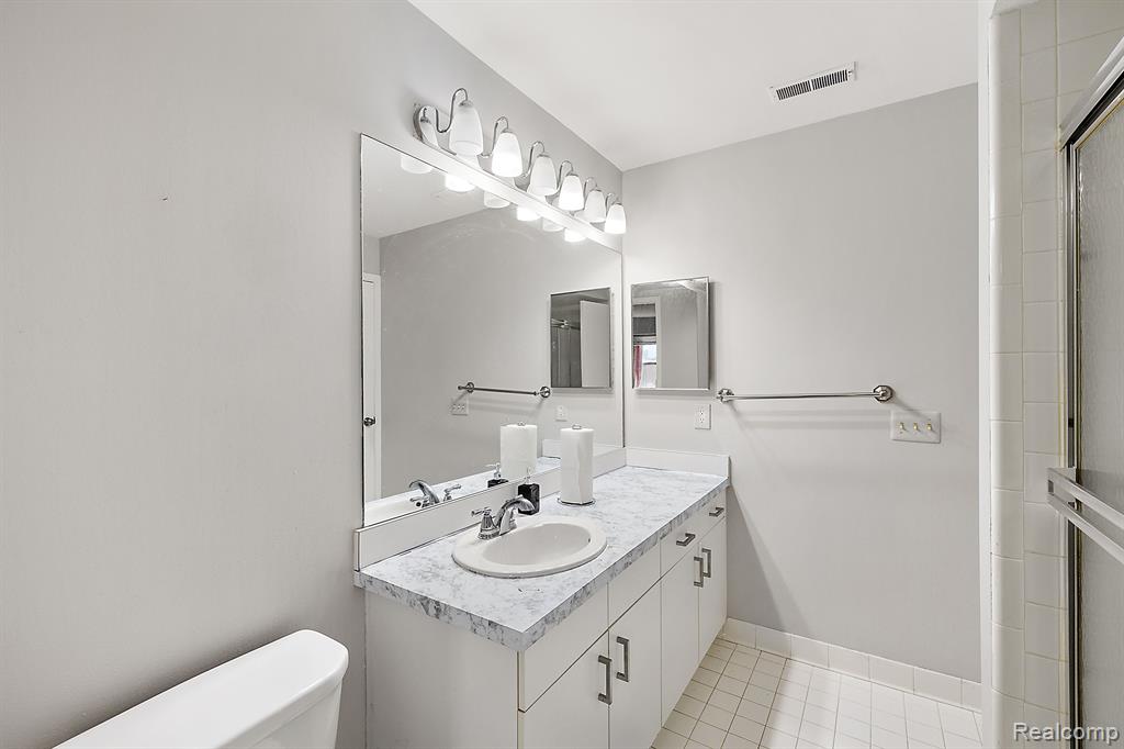 6660 RIDGEFIELD Circle, Unit #204, West Bloomfield, MI — Photo 18