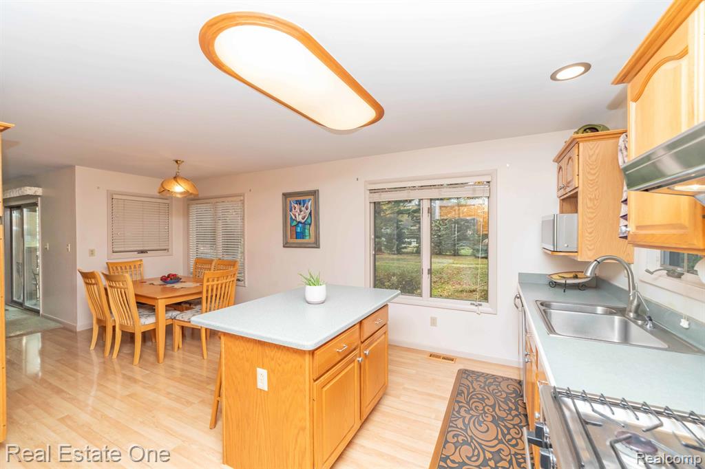 8260 ENGLEWOOD Drive, Clarkston, MI — Photo 28