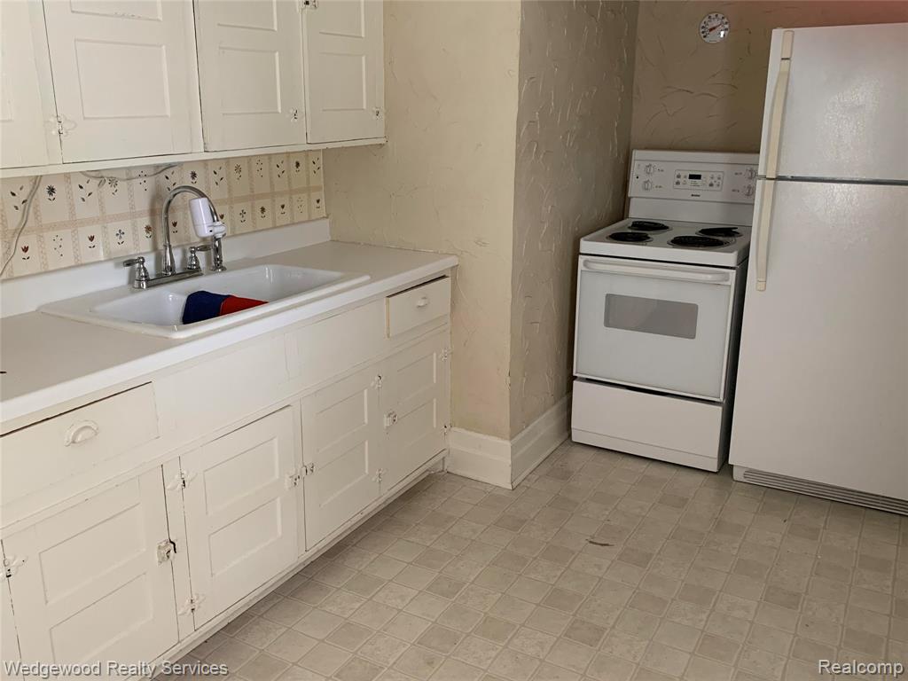 917 N MADISON Street, Lapeer, MI 48446 — Photo 5