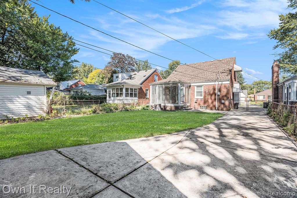 21138 Huntington Avenue, Harper Woods, MI 48225 — Photo 30