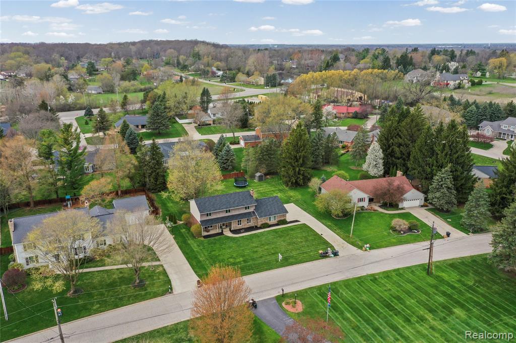 9332 Oakmont Drive, Grand Blanc, MI 48439 — Photo 8