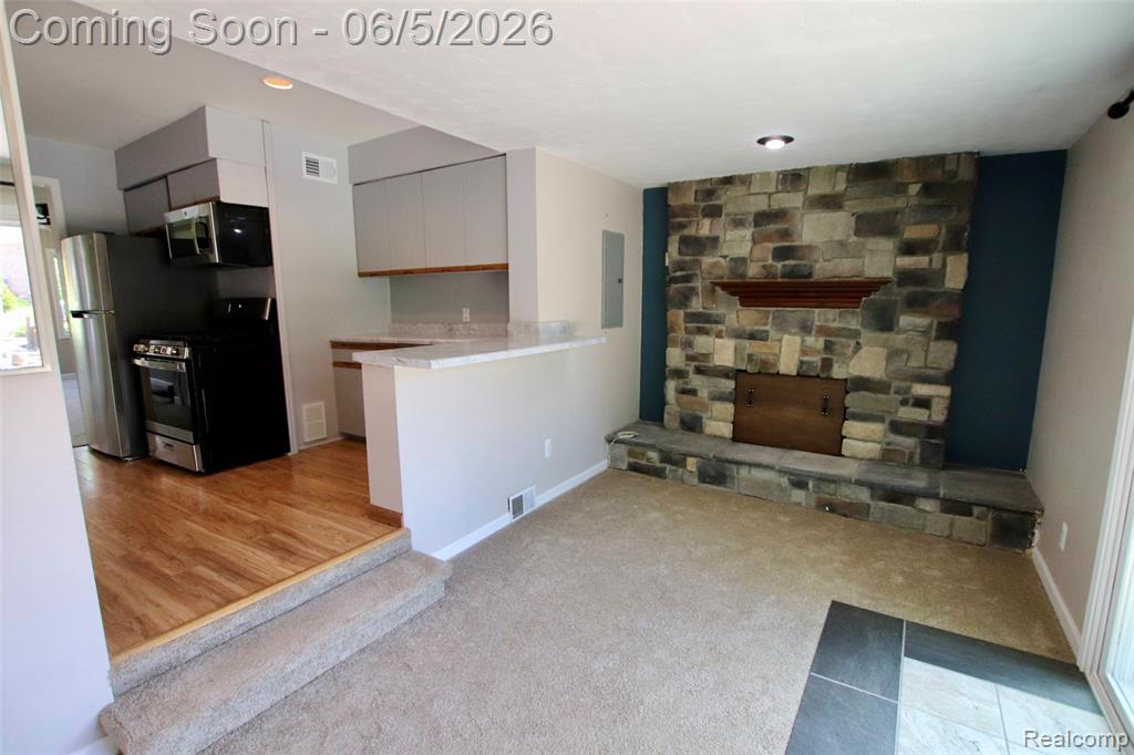 7044 Desmond Road, Waterford, MI 48329 — Photo 10