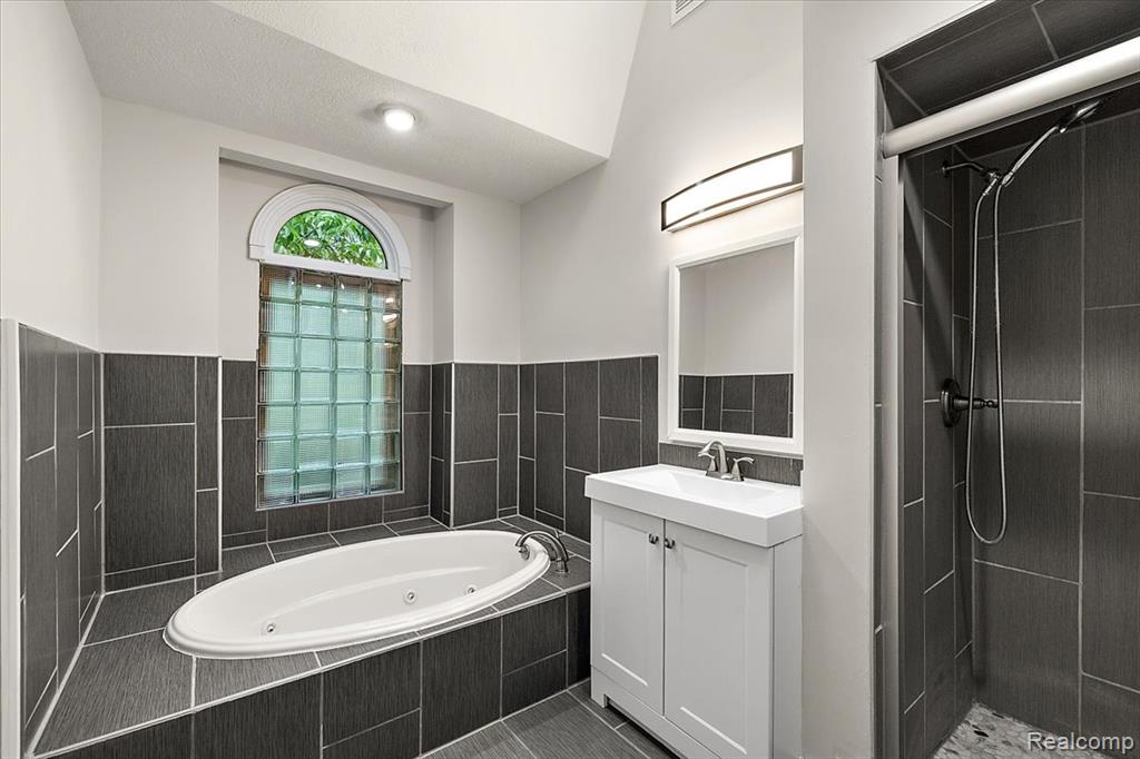 7291 Parkwood Drive, Fenton, MI 48430 — Photo 28