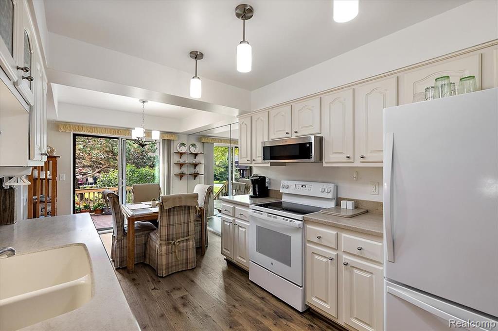 404 Meadow Bridge Drive, Rochester Hills, MI 48307 — Photo 15