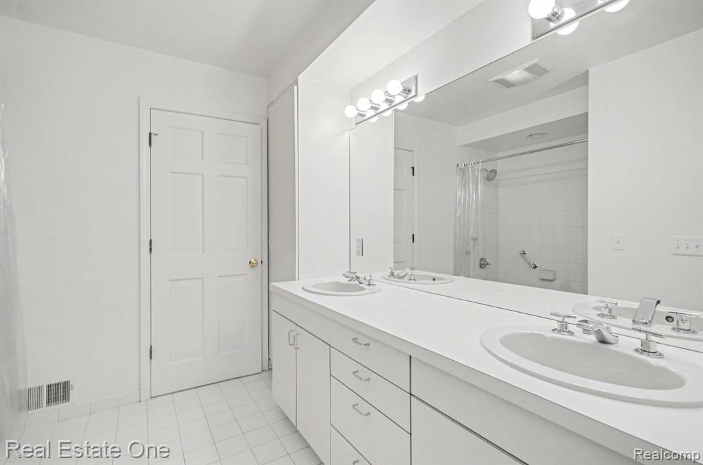 5840 Inkster Road, West Bloomfield, MI 48323 — Photo 33