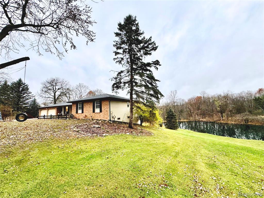 12189 DENTONVIEW Drive, Fenton, MI 48430 — Photo 2