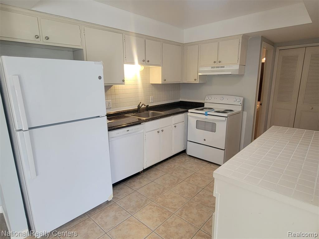 8296 KARAM BLVD, Warren, MI 48093 — Photo 6