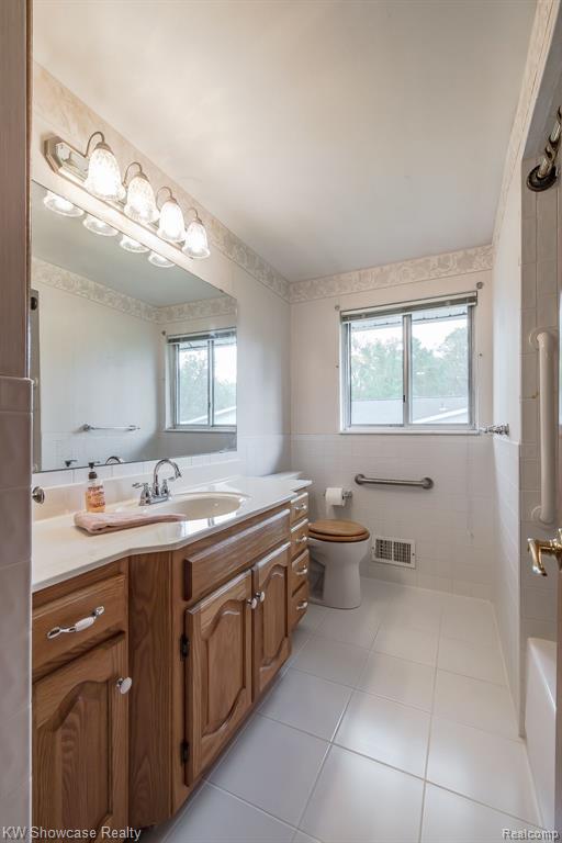 841 DRIBURG Drive, Commerce Twp, MI 48390 — Photo 14