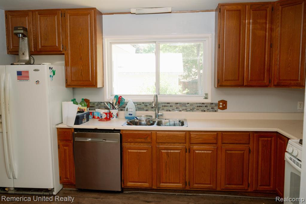 509 COLLINGWOOD Street, Houghton Lake, MI 48629 — Photo 2