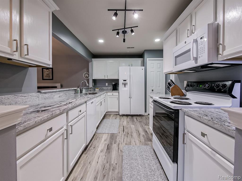 45724 WARWICK Drive, Macomb, MI 48044 — Photo 6