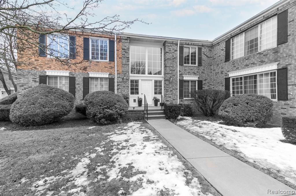 591 E FOX HILLS Drive, Bloomfield Hills, MI 48304 — Photo 2