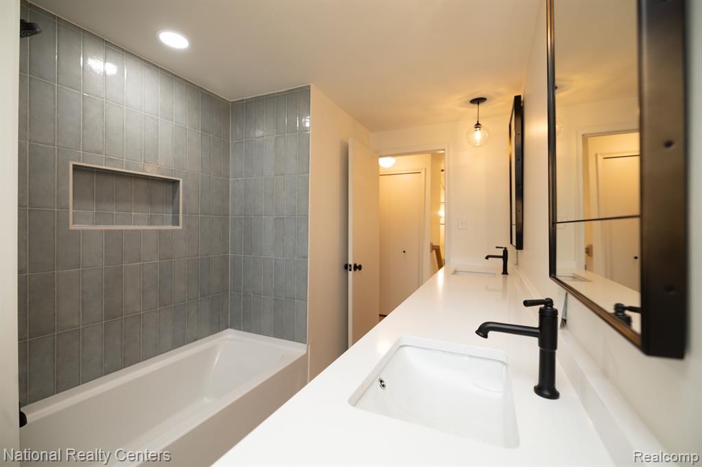 6050 UPPER STRAITS Boulevard, West Bloomfield, MI 48324 — Photo 25