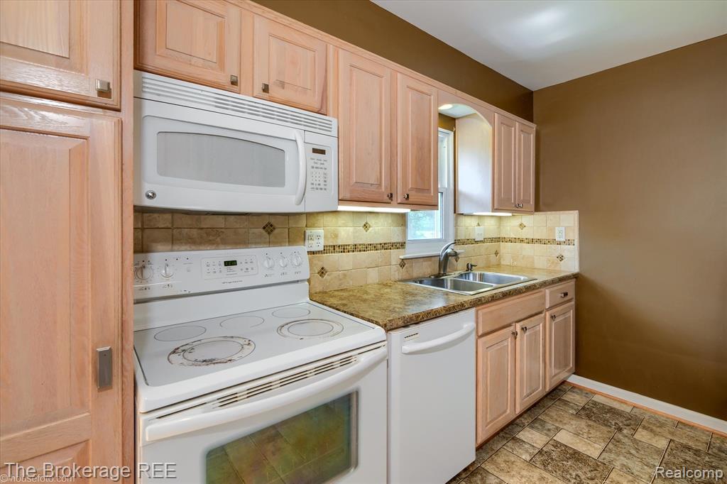 744 W Chelsea Circle, Davison, MI 48423 — Photo 16