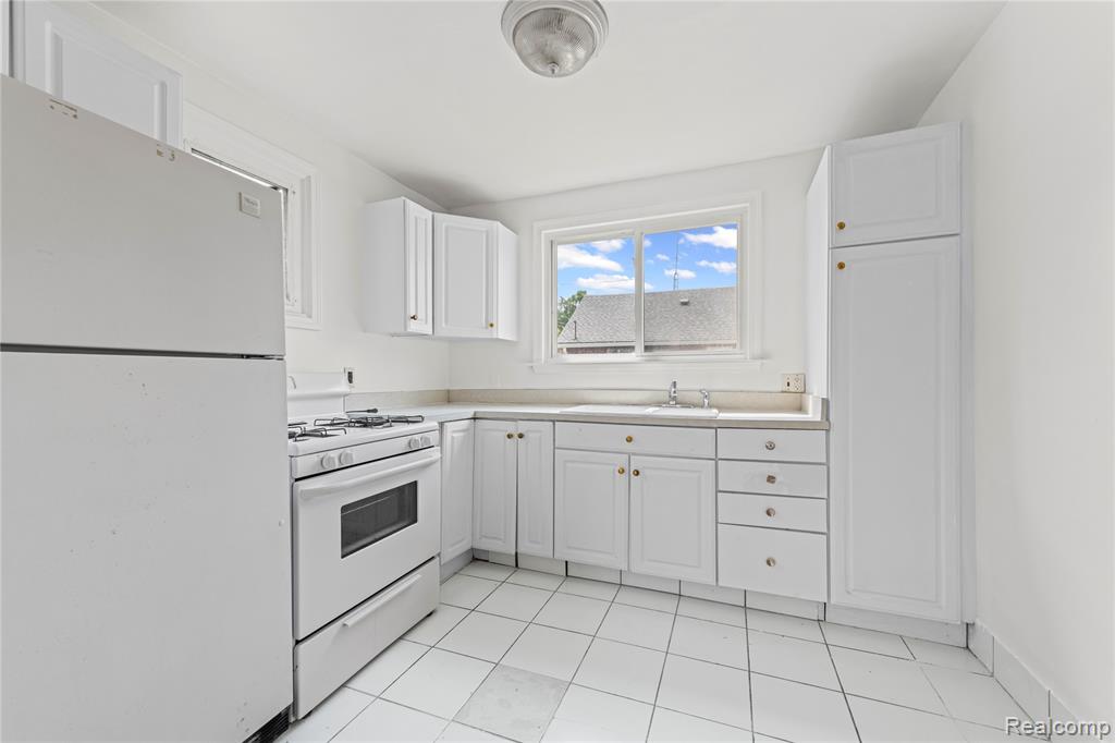41 W George Avenue, Hazel Park, MI 48030 — Photo 8