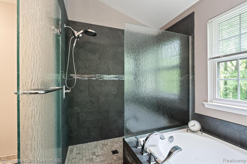 4709 Greenview Court, Commerce Twp, MI 48382 — Photo 23