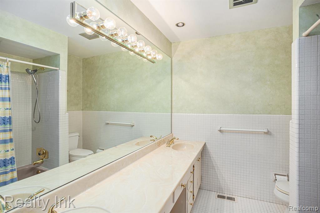 458 Shagbark Drive, Rochester Hills, MI 48309 — Photo 9