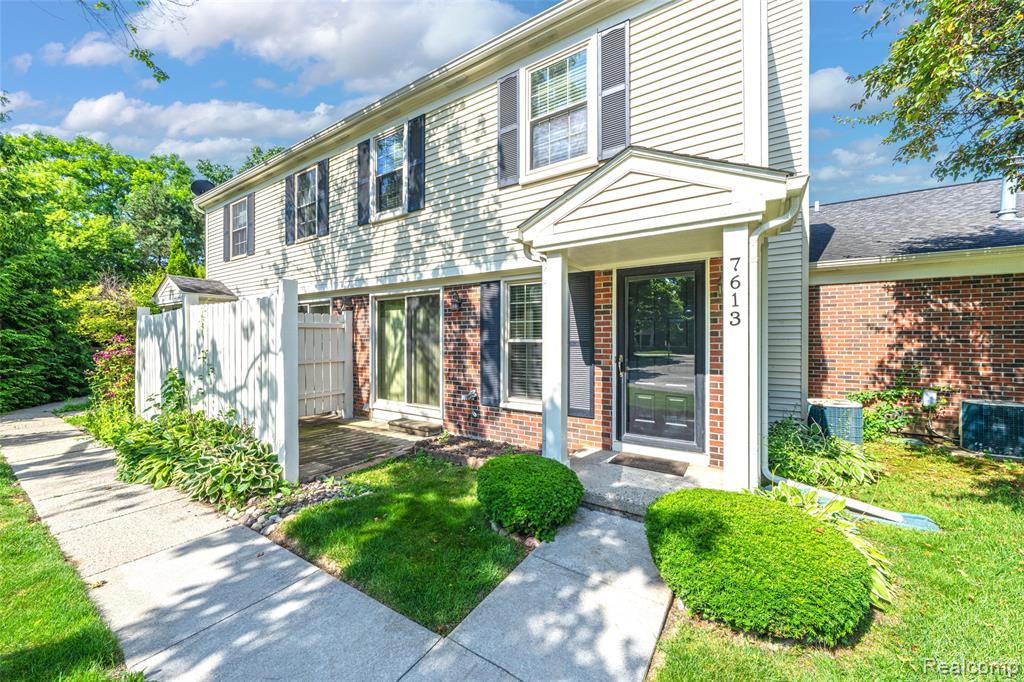 7613 Woodview Drive, 46, Waterford, MI 48327 — Photo 2