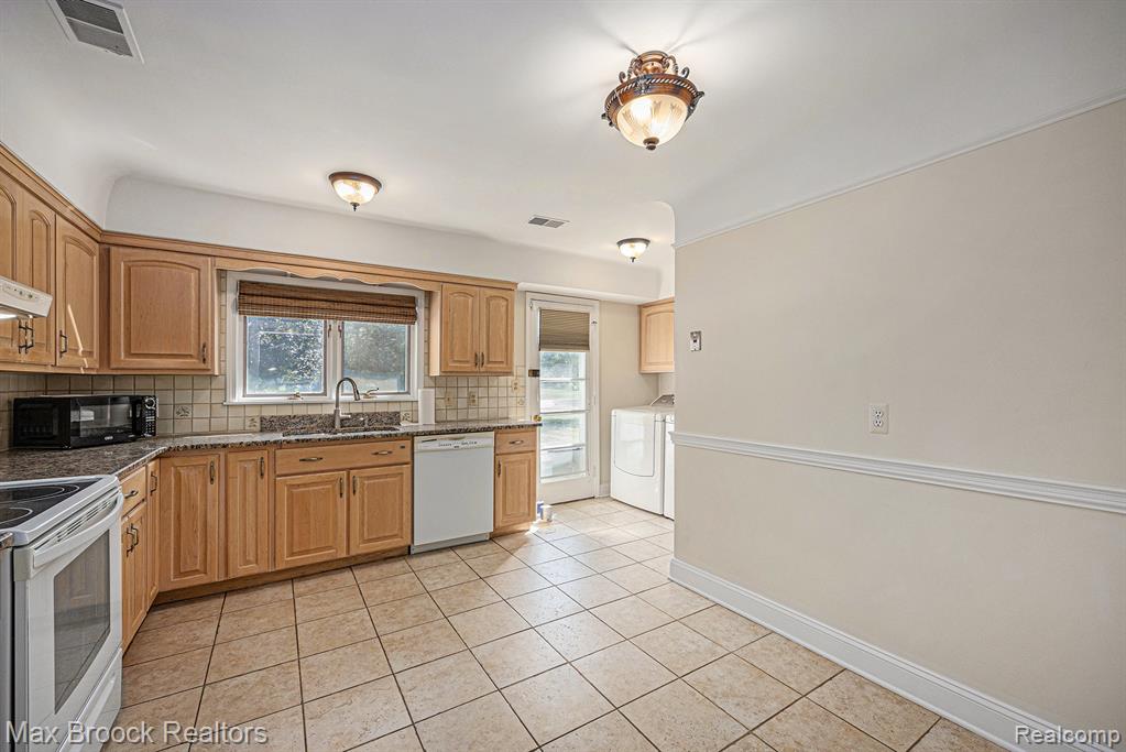 60 E Hurst Drive, Troy, MI 48085 — Photo 6