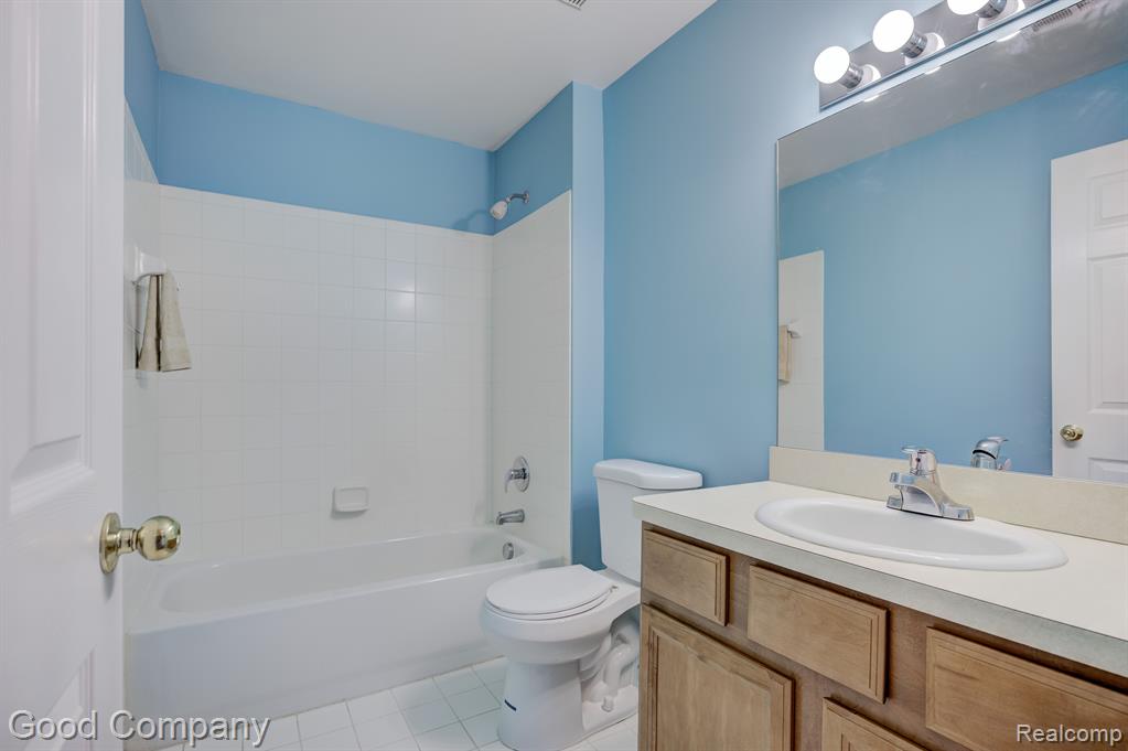 29567 NOTTINGHAM Circle, Livonia, MI 48152 — Photo 18