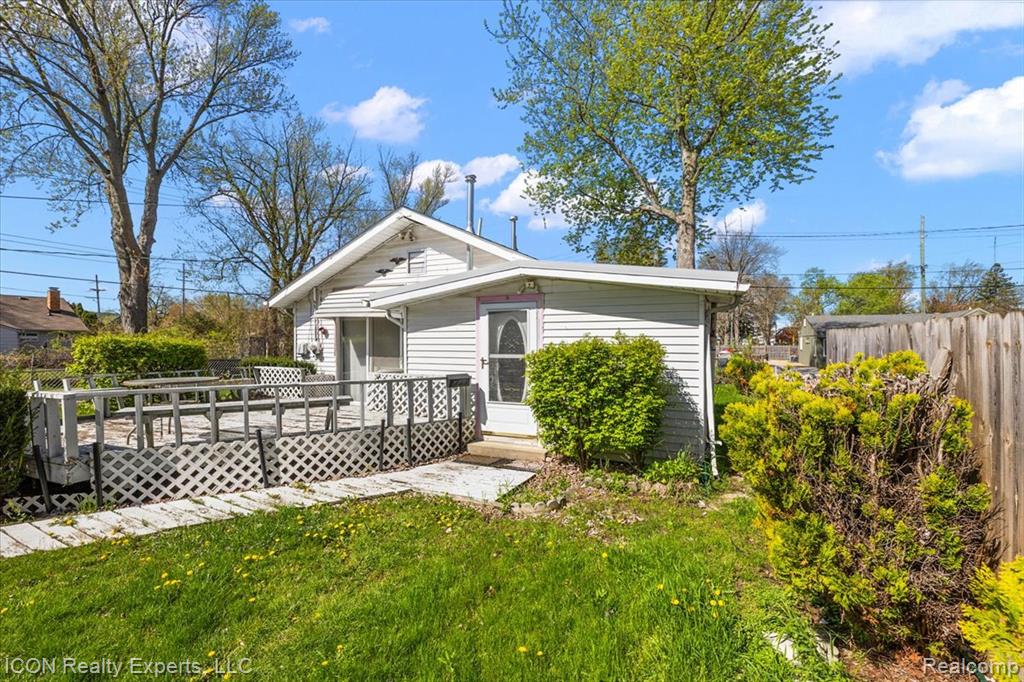 1801 Beechcroft Street, Keego Harbor, MI 48320 — Photo 4