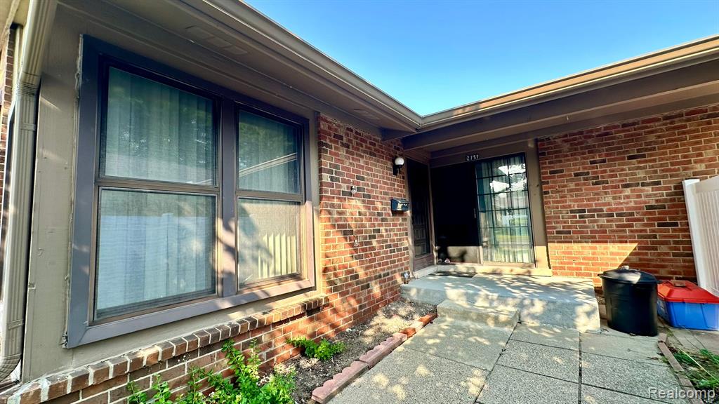 2751 ROUNDTREE Drive, Troy, MI 48083 — Photo 3