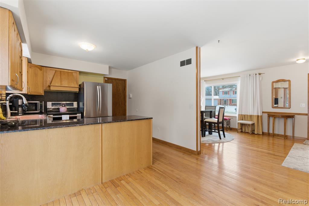724 W Oxhill Drive, White Lake, MI — Photo 10