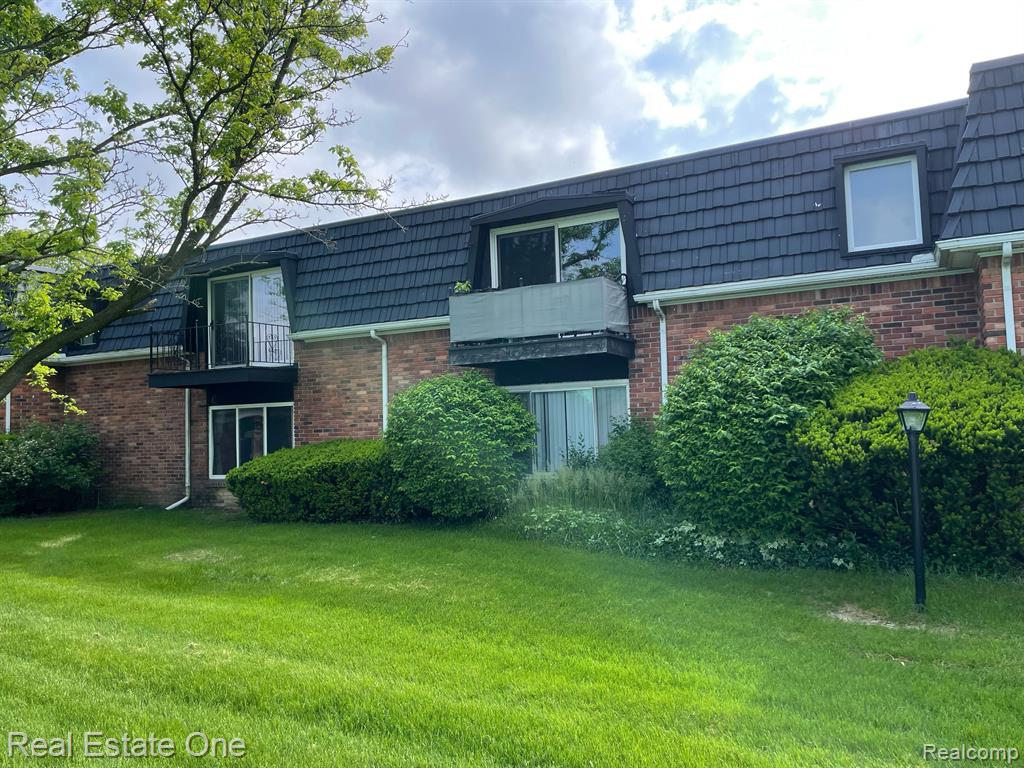 1864 COLONIAL VILLAGE Way, 2, Waterford, MI 48328 — Photo 16