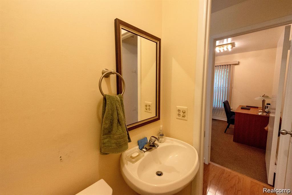 4426 Knightsbridge Lane, West Bloomfield, MI 48323 — Photo 31