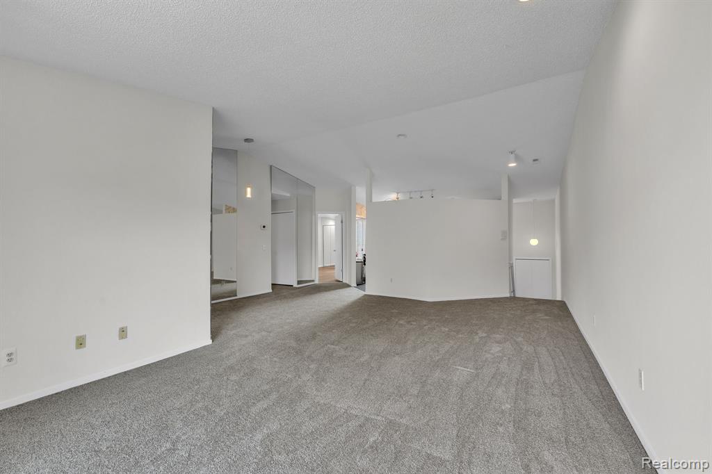 6689 Ridgefield Circle, 203, West Bloomfield, MI — Photo 19