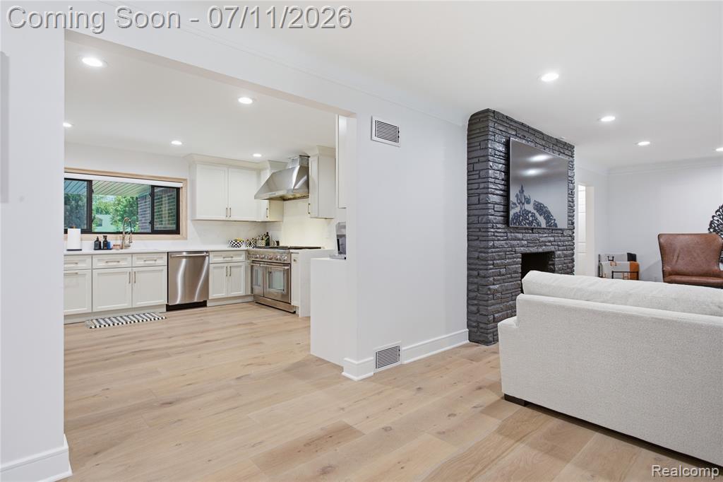 600 WOODCREST Drive, Dearborn, MI 48124 — Photo 10