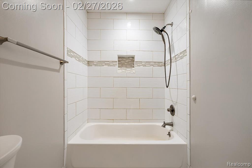 6885 Aeroview Street, West Bloomfield, MI 48324 — Photo 31