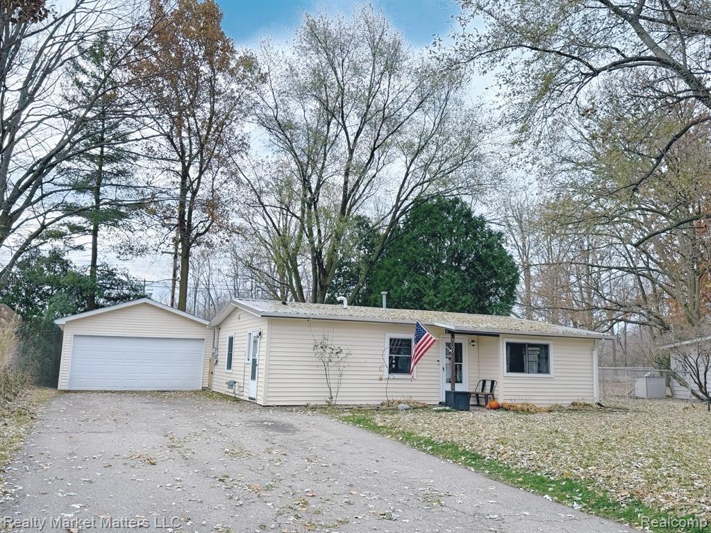 6307 Springdale Boulevard, Grand Blanc, MI 48439 — front exterior