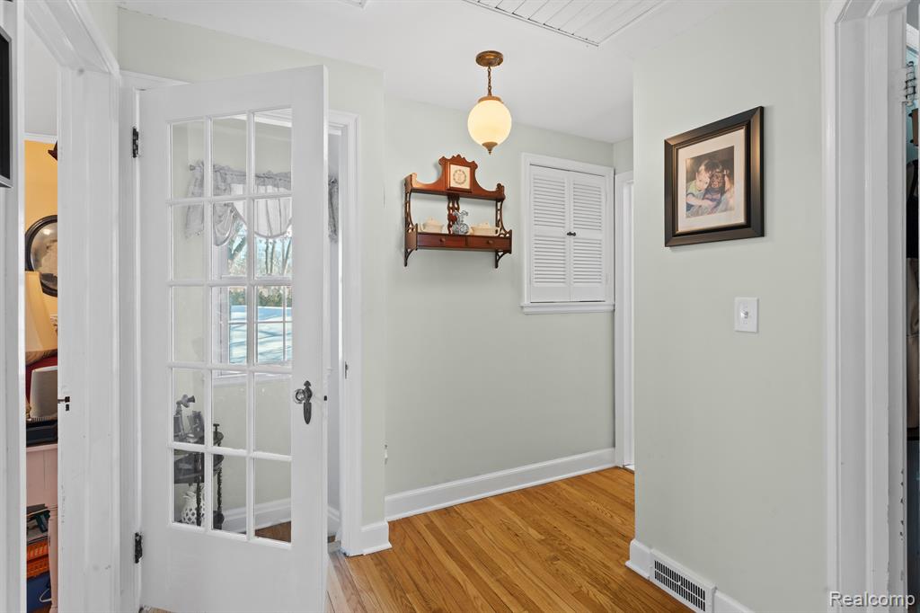 9806 BERWICK Street, Livonia, MI 48150 — Photo 22