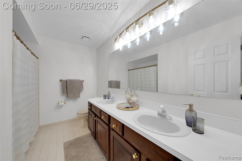 4240 Blue Heron Drive, Auburn Hills, MI 48326 — Photo 30