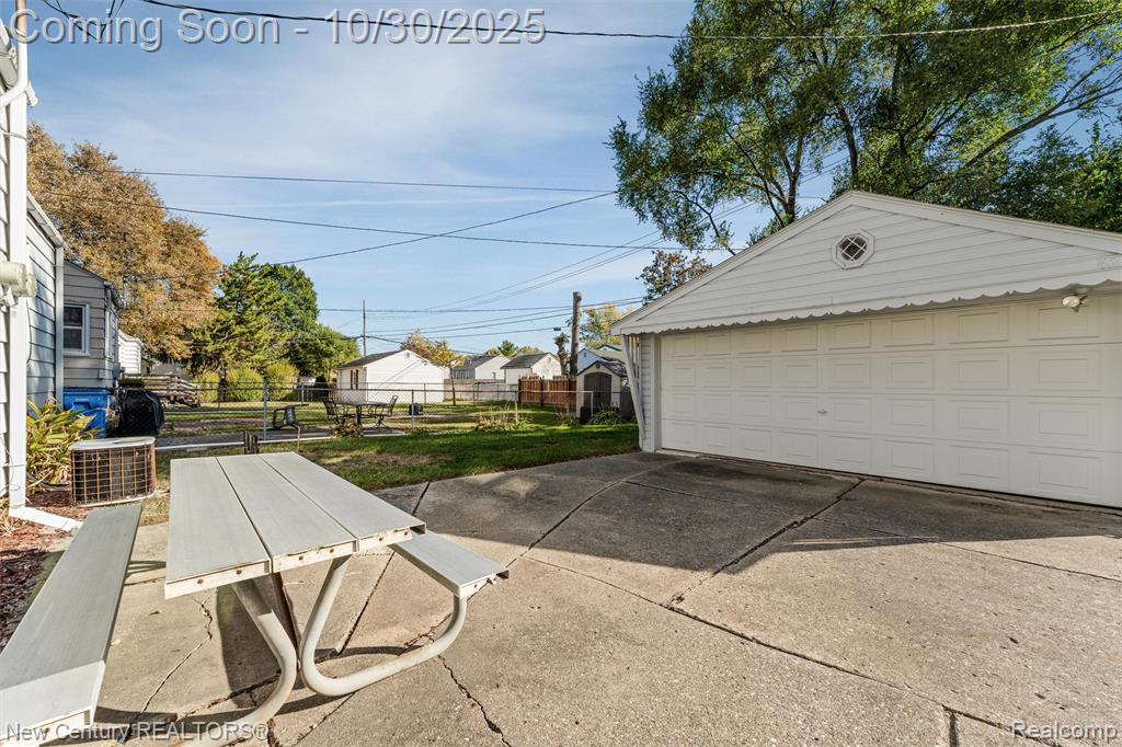 621 W Harwood Avenue, Madison Heights, MI 48071 — Photo 22