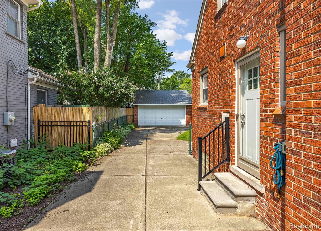 26021 Berkley Avenue, Huntington Woods, MI — Photo 31